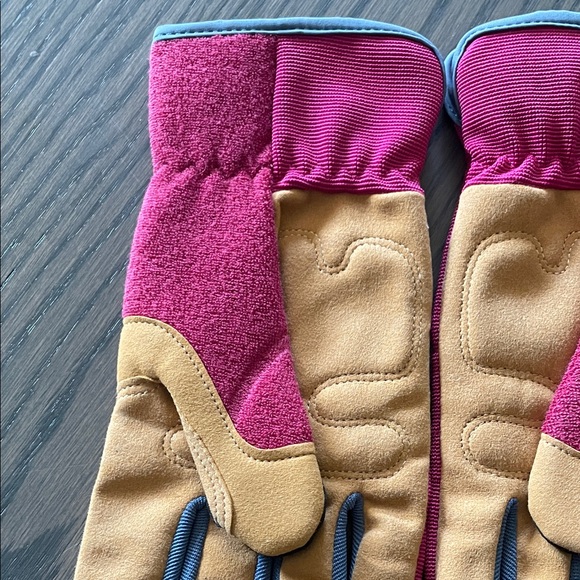 RUGGED WEAR WOMENS Lightly Used Pink and Gray Work Gloves - Picture 4 of 6